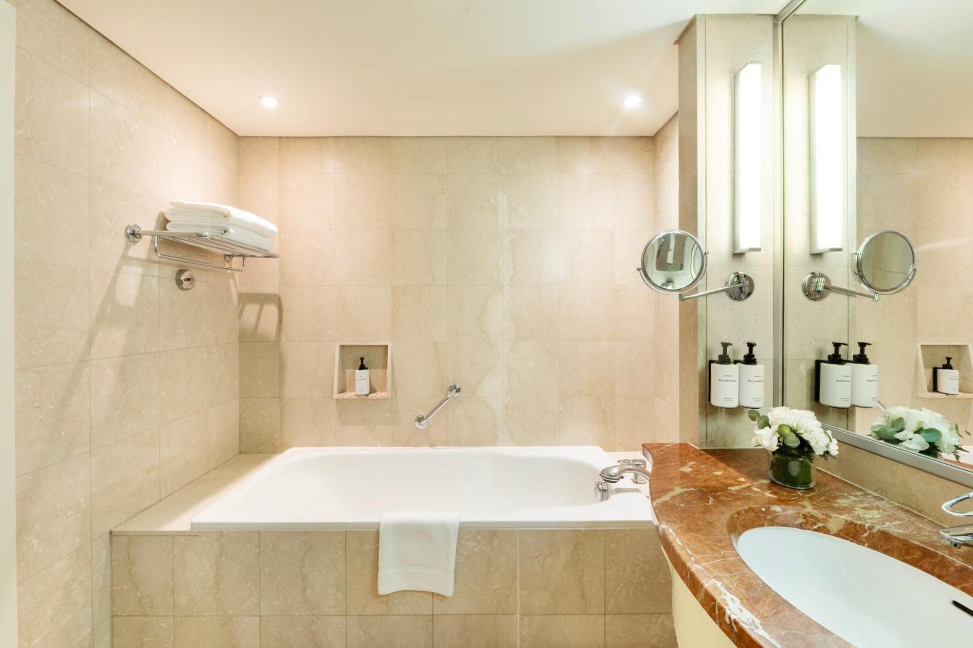 Diplomatic King Suite