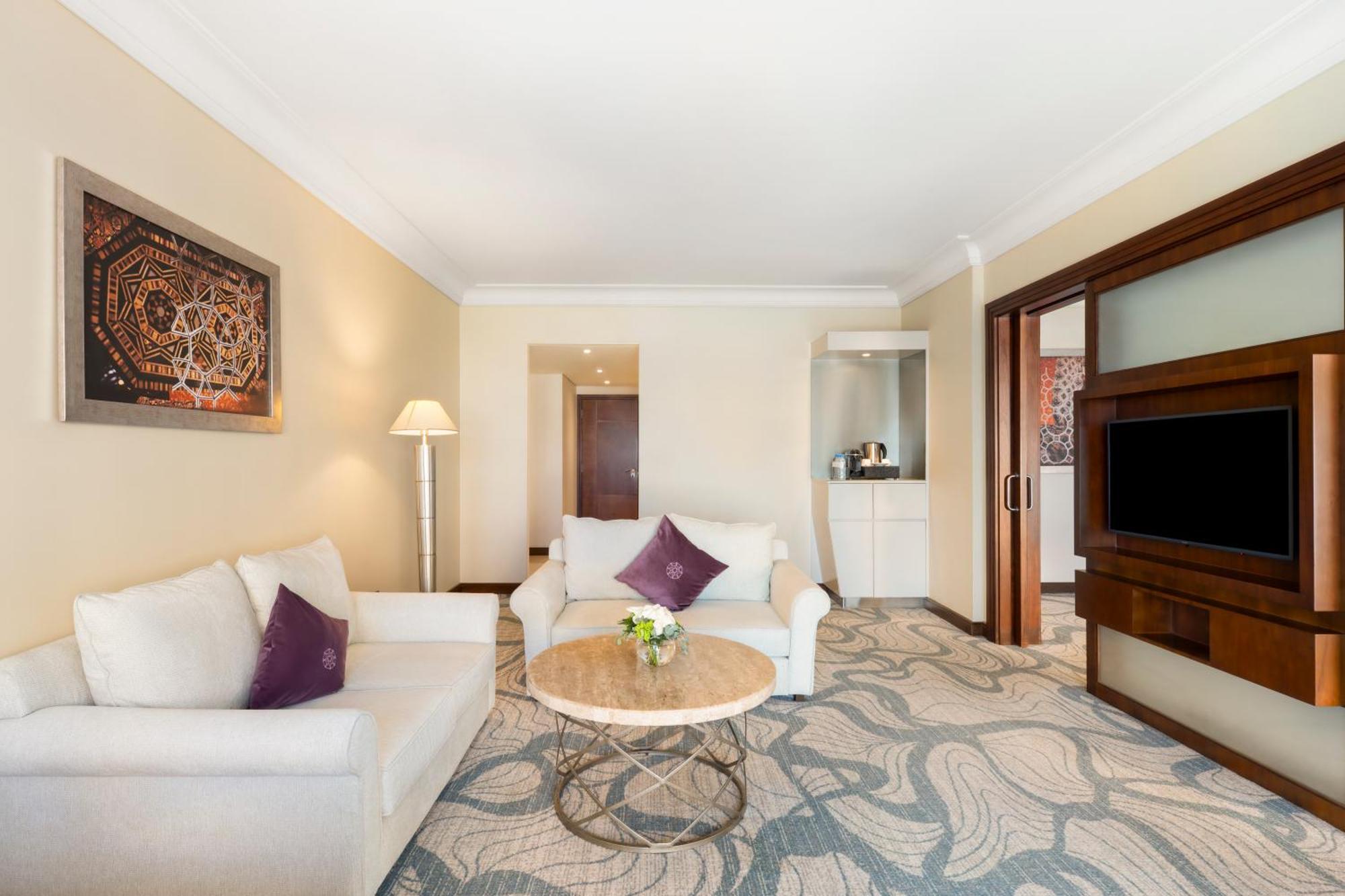 Diplomatic King Suite